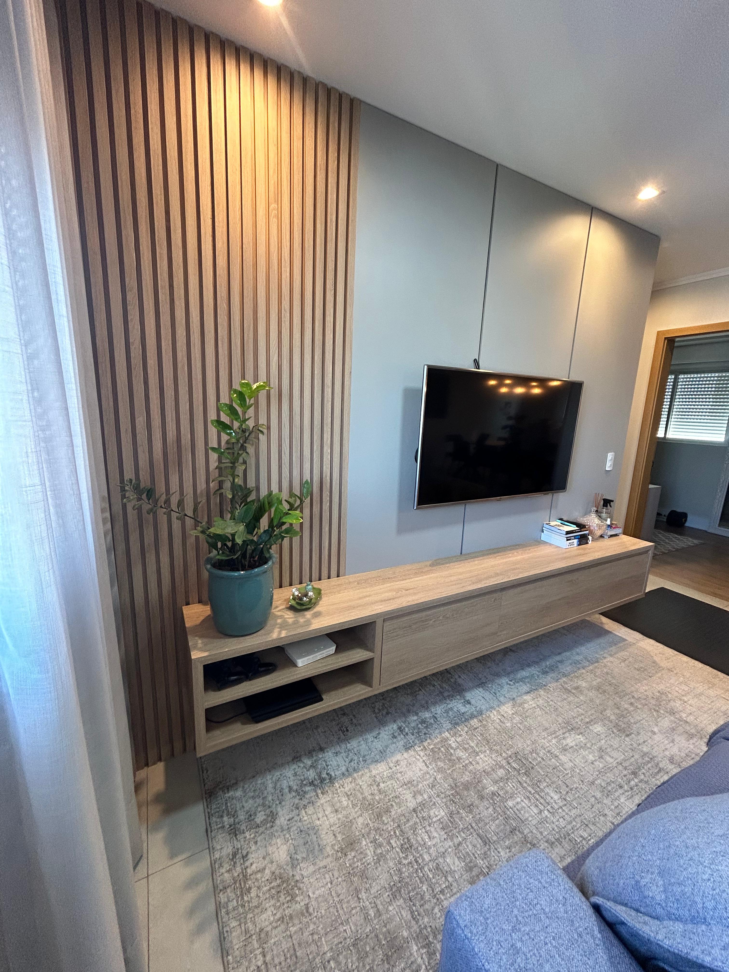 Sala mobiliada com painel planejado
